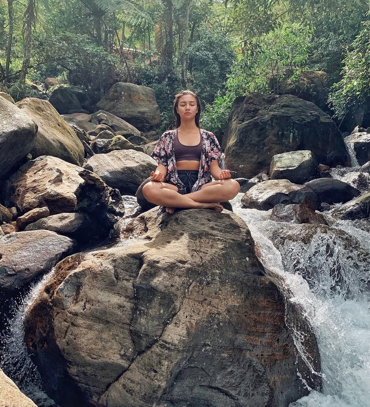 Begini 6 gaya Angela Gilsha&comma; mantan Giorgino Abraham yang tengah jadi soroton netizen&period;