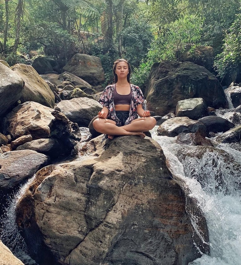 6 Gaya Kece Angela Gilsha, Si Cantik yang Tengah Jadi Sorotan Begini 6 gaya Angela Gilsha, mantan Giorgino Abraham yang tengah jadi soroton netizen.