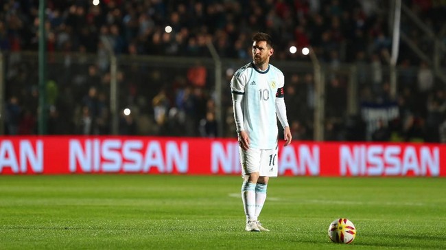 Lionel Messi kerap bernasib apes di Timnas Argentina yang membuatnya kesulitan menyamai sukses Cristiano Ronaldo bersama Timnas Portugal.