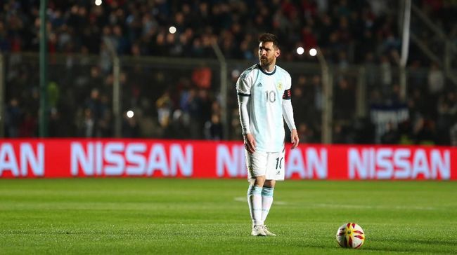 Lionel Messi, Nasib Apes dan Peluang Terakhir Ikuti Ronaldo Lionel Messi kerap bernasib apes di Timnas Argentina yang membuatnya kesulitan menyamai sukses Cristiano Ronaldo bersama Timnas Portugal.