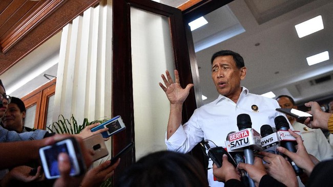 Menkopolhukam Wiranto menegaskan kematian Briptu Heidar yang diduga dilakukan KKSB tak menghentikan operasi di tanah Papua.