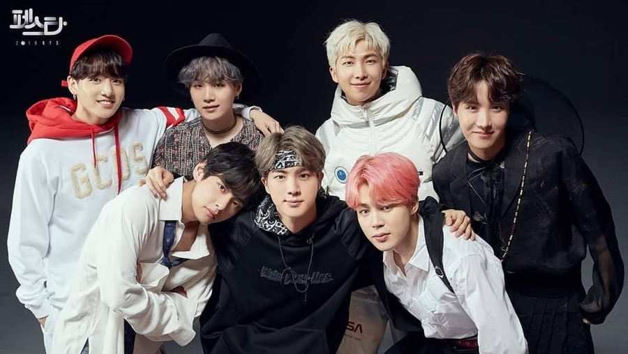 Wartawan Tertawa Geli Sambut Kedatangan BTS di Korea Selatan, Kenapa? BTS gunakan aksesori lucu di kepala mereka saat tiba di Bandara Incheon, Korea Selatan.