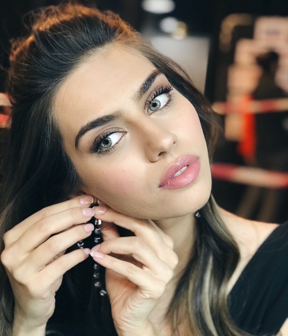 Pesepakbola Mesut Ozil resmi menikah dengan Miss Turki 2014&comma; Amine Gulse&comma; Jum'at &lpar;7&sol;6&rpar;&period; Berikut&comma;5 pesona sang Miss Turki yang berhasil menaklukkan hati Ozil&period;