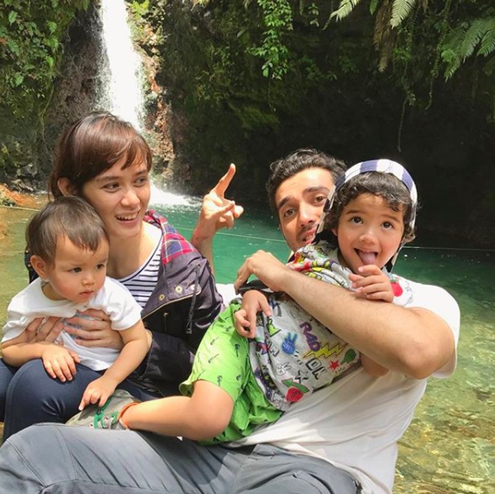 <p>Kadang, mereka juga mengajak anak-anak piknik ke tempat wisata domestik. Salah satunya ke air terjun. Semoga langgeng dan bahagia selamanya ya. (Foto: Instagram @renata711)</p>