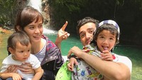<p>Kadang, mereka juga mengajak anak-anak piknik ke tempat wisata domestik. Salah satunya ke air terjun. Semoga langgeng dan bahagia selamanya ya. (Foto: Instagram @renata711)</p>