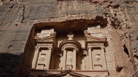 FOTO: Agung Kota Mawar Petra
