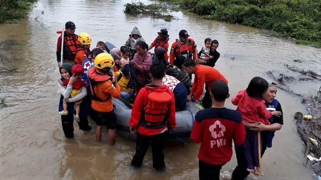Pihak rumah sakit di Pondidaha mencatat setidaknya ada 807 warga pengunsi yang sakit, lima orang demam tinggi, dan satu orang mengalami keguguran pasca banjir.