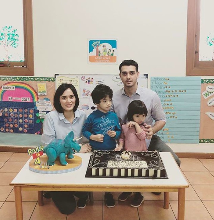 Menikah 5 tahun, pasangan Fachry Albar dan Renata Kusmanto dikaruniai dua anak. Intip yuk potret bahagia keluarga kecil mereka!