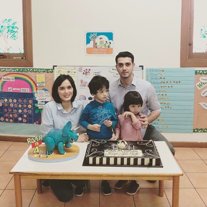 <p>Si Abang River merayakan ulang tahunnya yang keempat pada November lalu nih, Bun. Papa Fachry, Mama Renata, dan Adik Clover ikut merayakan di sekolahnya. (Foto: Instagram @renata711)</p>
