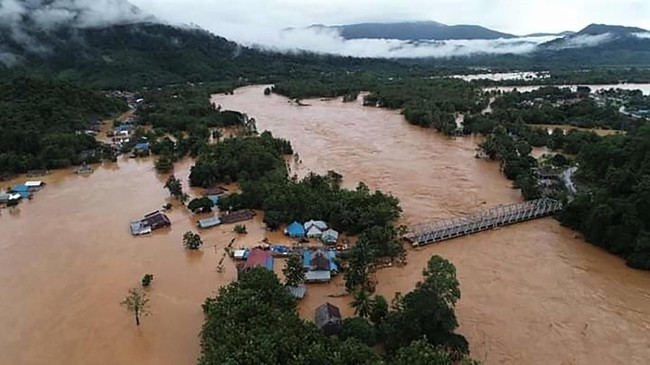 Sekitar tiga kilometer antrean panjang kendaraan di Jalan Trans Sulawesi nan mengalami lumpuh total dari arah Kendari ke Morowali, alias sebaliknya. 