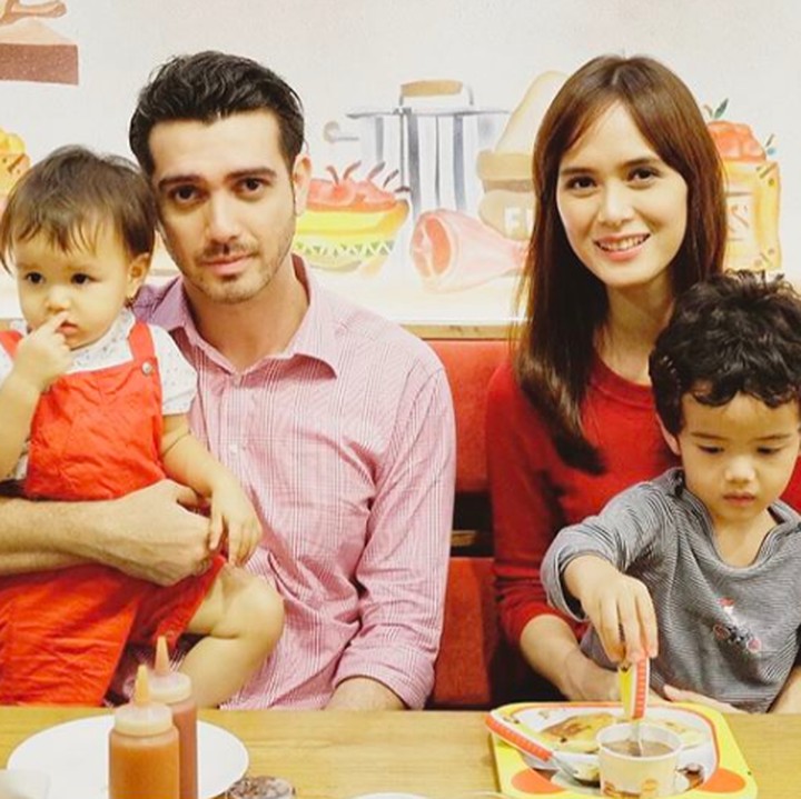 <p>Keluarga mereka terbilang kompak, sering pergi berempat dan menghabiskan waktu bersama. Kali ini, mereka sekeluarga mencoba menu baru di sebuah restoran. (Foto: Instagram @renata711)</p>