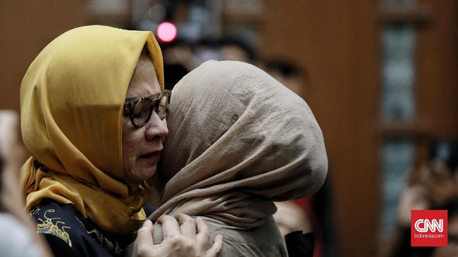 Vonis yang dijatuhkan hakim tipikor kepada mantan Dirut Pertamina Karen Agustiwan lebih rendah dari tuntutan jaksa yakni 15 tahun penjara.