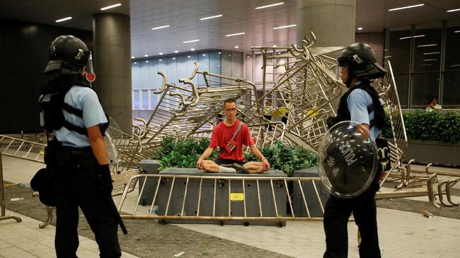 FOTO: Ricuh Aksi Rakyat Hong Kong Tolak RUU Ekstradisi