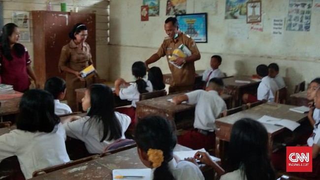 Sejumlah siswa SD di Kabupaten Karo menggunakan masker ketika belajar karena terganggu abu vulkanik letusan Gunung Sinabung.