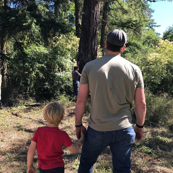 <p>Saat Chris mengajak Jack berbagi momen hari terakhir kehidupan pohon yang sudah berusia ratusan tahun. (Foto: Instagram @aprattprattpratt)</p>