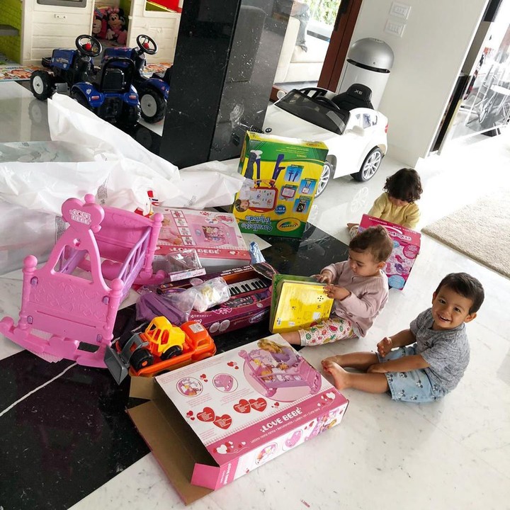 <p>Wah, serunya <em>unboxing</em> mainan baru. Karena di luar hujan, jadilah main bareng di dalam rumah saja. (Foto: Instagram @georginagio)</p>