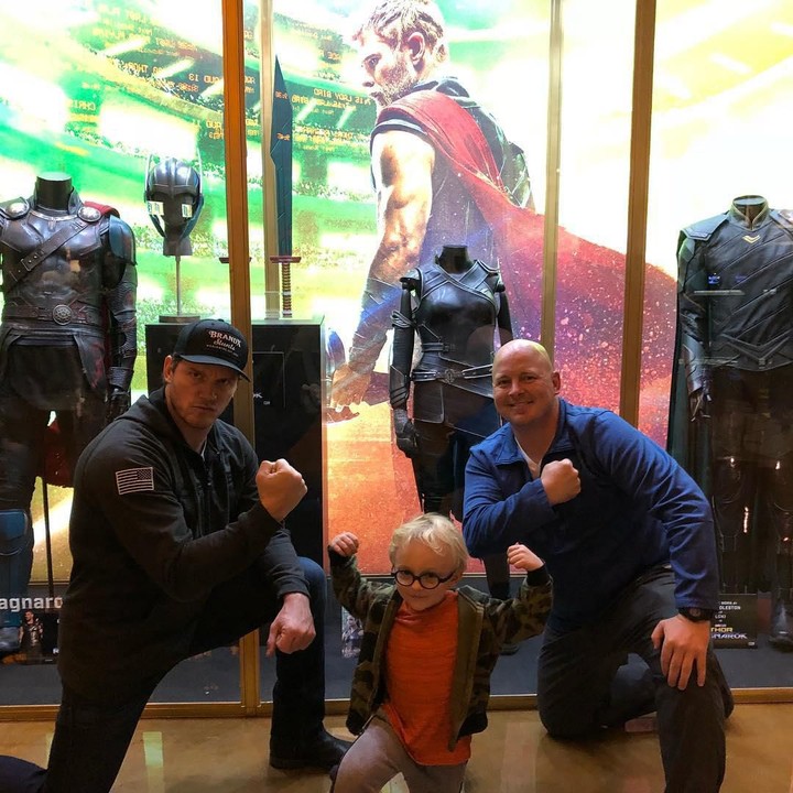 <p>Nah, ini saat Chris mengajak sang anak dan kakaknya menonton film Thor Ragnarok. Gaya mereka sudah mirip Thor belum nih? (Foto: Instagram @aprattprattpratt)</p>