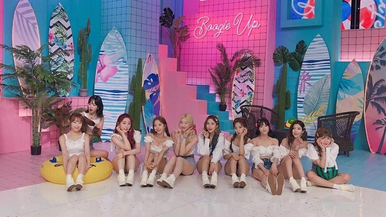 Beberapa artis yang menunda jadwalnya tampil di televisi karena berita kematian Sulli versi Insertlive.