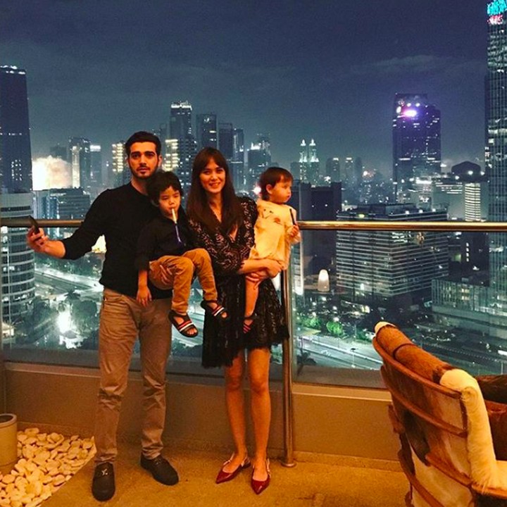 <p>Kalau yang ini, Papa Fachry dan Mama Renata mengajak anak-anak untuk merayakan tahun baru. Seru banget ya! (Foto: Instagram @renata711)</p>