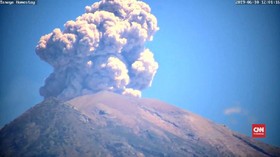 VIDEO: Gunung Agung Erupsi, Kolom Abu Capai 1.000 Meter