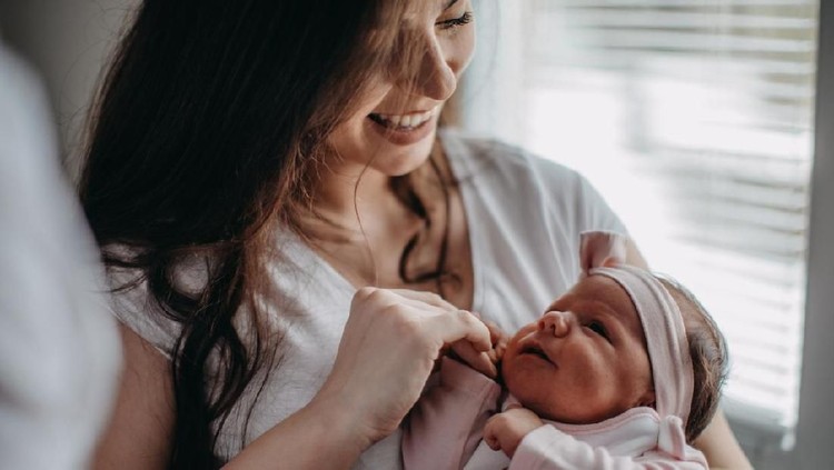 Payudara kecil bukan berarti ASI jadi sedikit. Simak triks menyusui agar memenuhi nutrisi bayi.