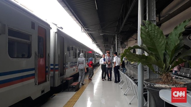 PT KAI mencatat ada empat KA yang mengalami keterlambatan tiba di tujuan akhir di wilayah Jawa Timur akibat banjir yang melanda Jakarta dan sekitar.
