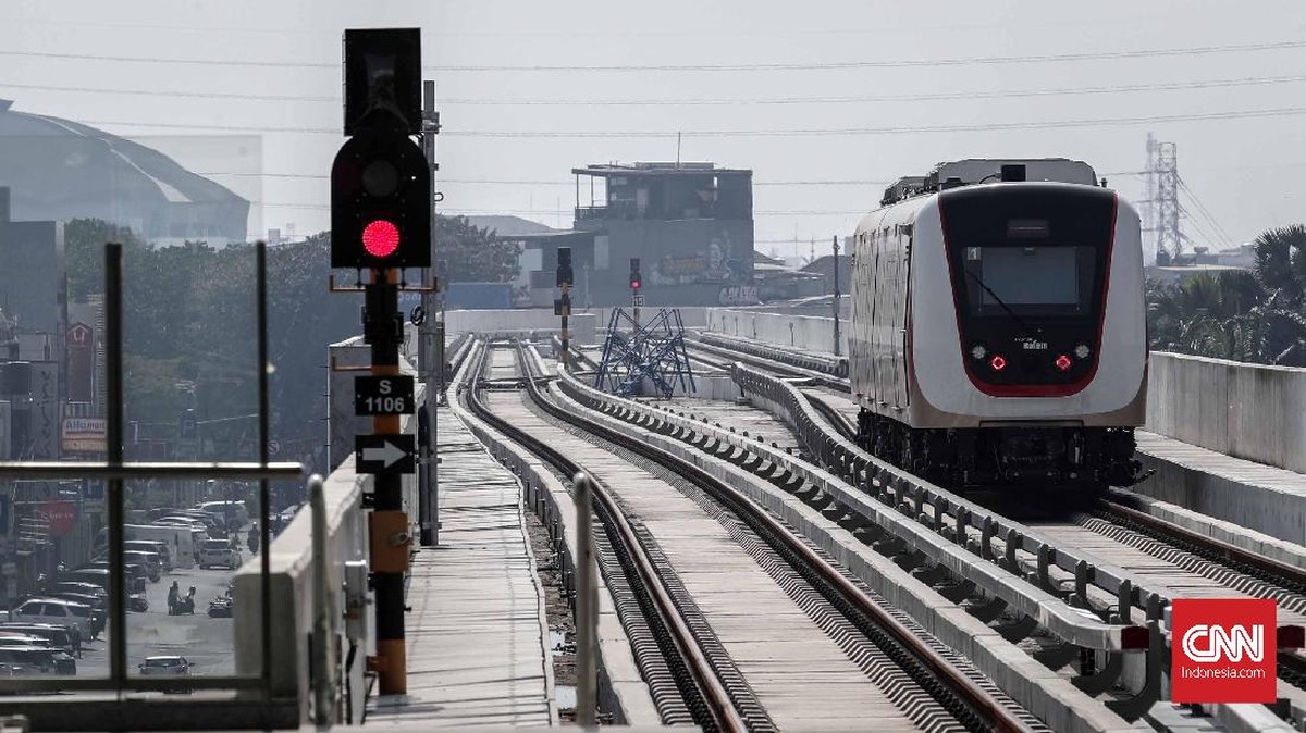 FOTO: Ramai-ramai Warga Jakarta Uji Coba LRT