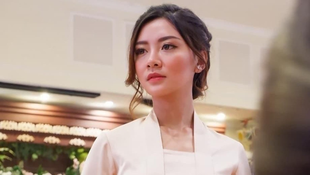 Gwen Priscilla tengah menjadi buah bibir setelah menikah dengan mantan suami Diana Pungky&comma; Dedey Mulyawan Risyad&period; Berikut ini pesona kecantikan Gwen Priscilla&period;