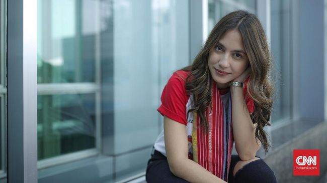 Pevita Pearce 'Sucikan' Jiwa dengan Upacara Melukat