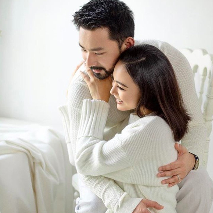 Memasuki trimester kedua, keduanya sempat melakukan maternity shoot bertema off white nih, Bun. Romantis banget ya. (Foto: Instagram @whulandary)