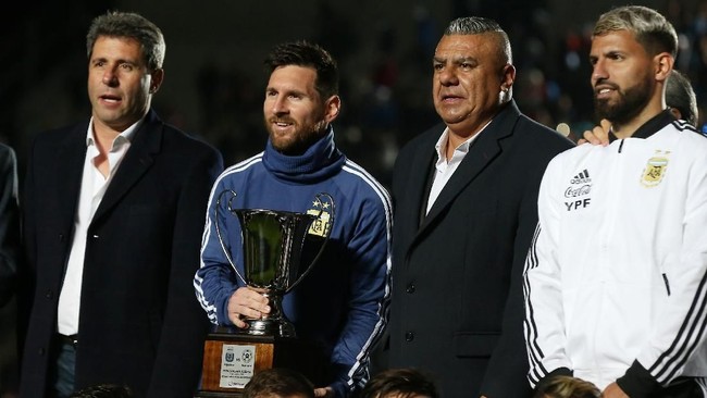 Bintang sepak bola dunia Lionel Messi memberikan trofi pertama untuk timnas Argentina dengan meraih Piala San Juan, Sabtu (8/6) waktu setempat.