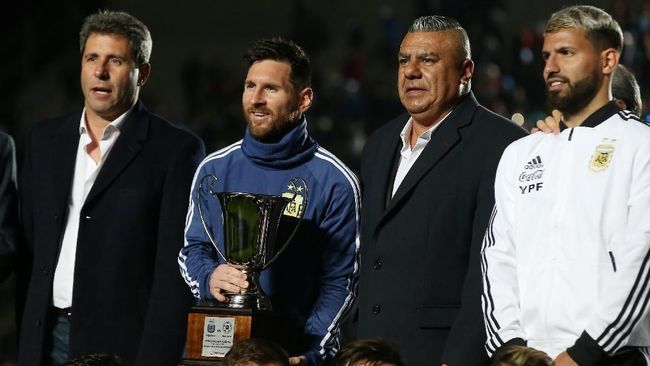 Messi Raih 'Trofi' Pertama bersama Timnas Argentina Bintang sepak bola dunia Lionel Messi memberikan trofi pertama untuk timnas Argentina dengan meraih Piala San Juan, Sabtu (8/6) waktu setempat.