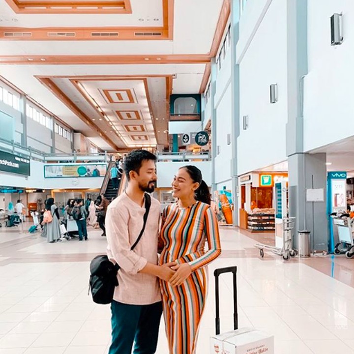 Meski sudah tinggal di nagara tetangga, tapi tak membuat Puteri Indonesia asal Sumatera Barat ini lupa pada kampung halamannya. Whulan mengajak sang suami untuk pulang ke Tanah Minang. (Foto: Instagram @whulandary)