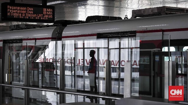 FOTO: Ramai-ramai Warga Jakarta Uji Coba LRT