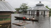 FOTO: Banjir Bandang Terjang Konawe Sulawesi Tenggara Ribuan warga mengungsi di 14 titik lokasi karena rumah mereka terendam pasca banjir bandang di Kabupaten Konawe, Sultra, pada akhir pekan lalu.
