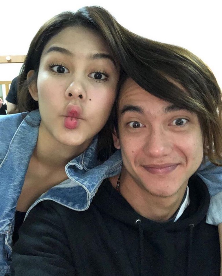 6 Foto Mesra Vanesha Prescilla-Adipati Dolken yang Tinggal Kenangan Vanesha Prescilla dikabarkan putus dari Adipati Dolken. Kabar ini cukup mengejutkan. Berikut Insertlive tampilkan 6 foto kemesraan Adipati dan Vanesha.