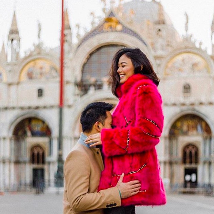 Pada Februari lalu, Whulan dan Nik melakukan babymoon dengan mengunjungi Venesia, Italia. (Foto: Instagram @whulandary)
