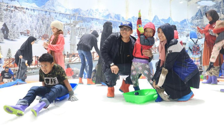 Di area ini, Bunda bisa mengajak si kecil membuat boneka salju hingga foto dengan latar bukit salju layaknya di Eropa.