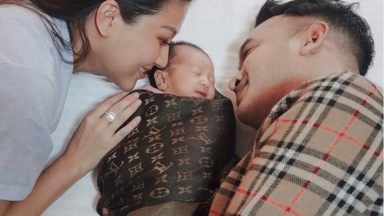 Istri Ruben Onsu, Sarwendah, salah satu yang melewati persalinan lebih cepat dari jadwal yang diprediksi.