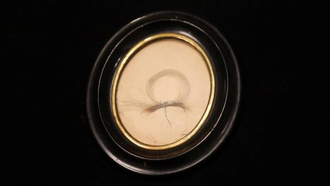 Seikat Rambut yang Bikin Beethoven Murka akan Dilelang Seikat rambut Ludwig van Beethoven yang diguntingnya sendiri untuk seorang teman, akan dilelang di Sotheby, Selasa (11/6).