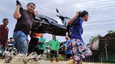 FOTO: Banjir Bandang Terjang Konawe Sulawesi Tenggara Ribuan warga mengungsi di 14 titik lokasi karena rumah mereka terendam pasca banjir bandang di Kabupaten Konawe, Sultra, pada akhir pekan lalu.