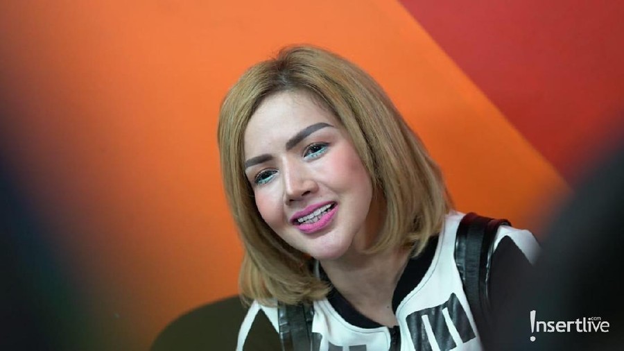 Galih Ginanjar Dipenjara, Barbie: Sayang-sayangannya Sama Kucing Kucing menjadi pelampiasan Barbie Kumalasari untuk menghibur kesepiannya karena tak ada Galih di sampingnya.