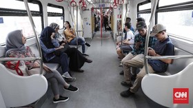 FOTO: Ramai-ramai Warga Jakarta Uji Coba LRT