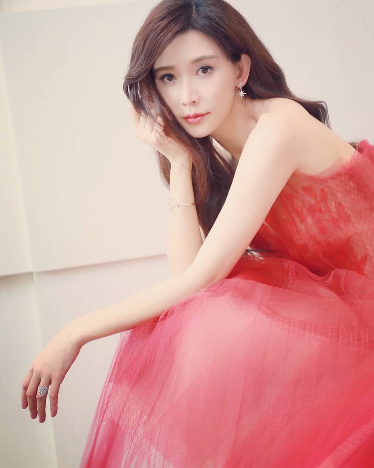 Ini dia 6 pesona Chi-lng Lin&comma; model sekaligus artis yang sukses bikin Jerry Yan patah hati&period;