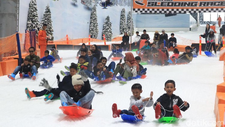 Bila Bunda dan keluarga hendak main salju di Trans Snow World Bekasi, enggak perlu antre kok untuk beli tiketnya.
