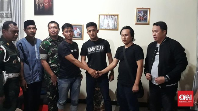 Seorang oknum anggota Polri menembak dua anggota TNI diduga karena salah paham akibat pembelian bengkuang di OKU Timur, Sumsel.