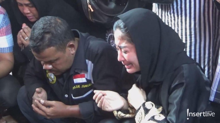 Ayahanda Dewi Perssik meninggal dunia pada Minggu (9/6) di Siloam Hospital, Senayan dan dimakamkan di Jember, Senin(10/6).Berikut,5 potret prosesi pemakamannya.