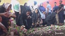 Ayahanda Dewi Perssik meninggal dunia pada Minggu &lpar;9&sol;6&rpar; di Siloam Hospital&comma; Senayan dan dimakamkan di Jember&comma; Senin&lpar;10&sol;6&rpar;&period;Berikut&comma;5 potret prosesi pemakamannya&period;