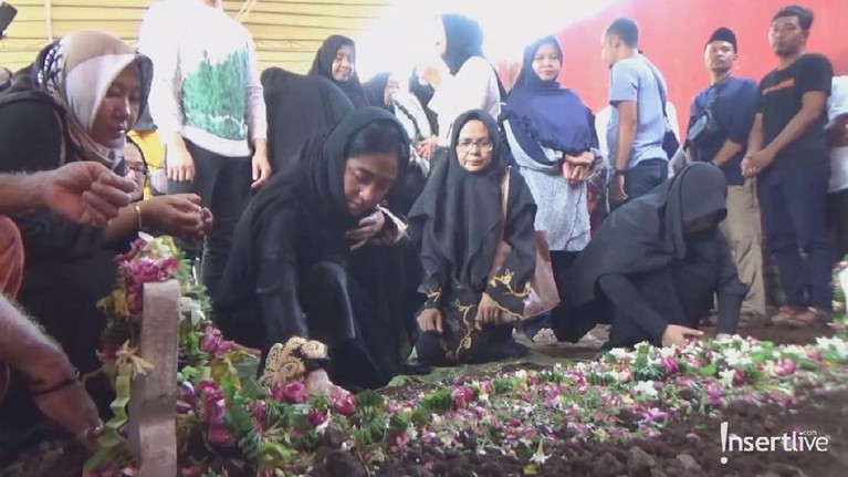 Ayahanda Dewi Perssik meninggal dunia pada Minggu (9/6) di Siloam Hospital, Senayan dan dimakamkan di Jember, Senin(10/6).Berikut,5 potret prosesi pemakamannya.
