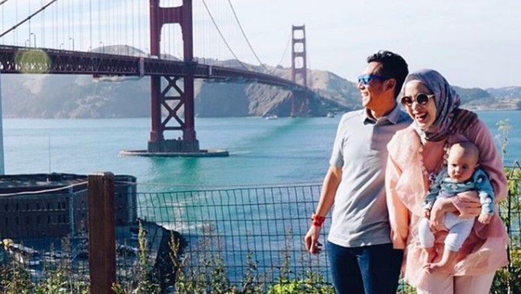 Menanggapi ramainya kekesalan Angela Gilsa terhadap tangis bayi di pesawat, Fanny Fabriana berbagi tips membuat bayi tetap tenang selama penerbangan.